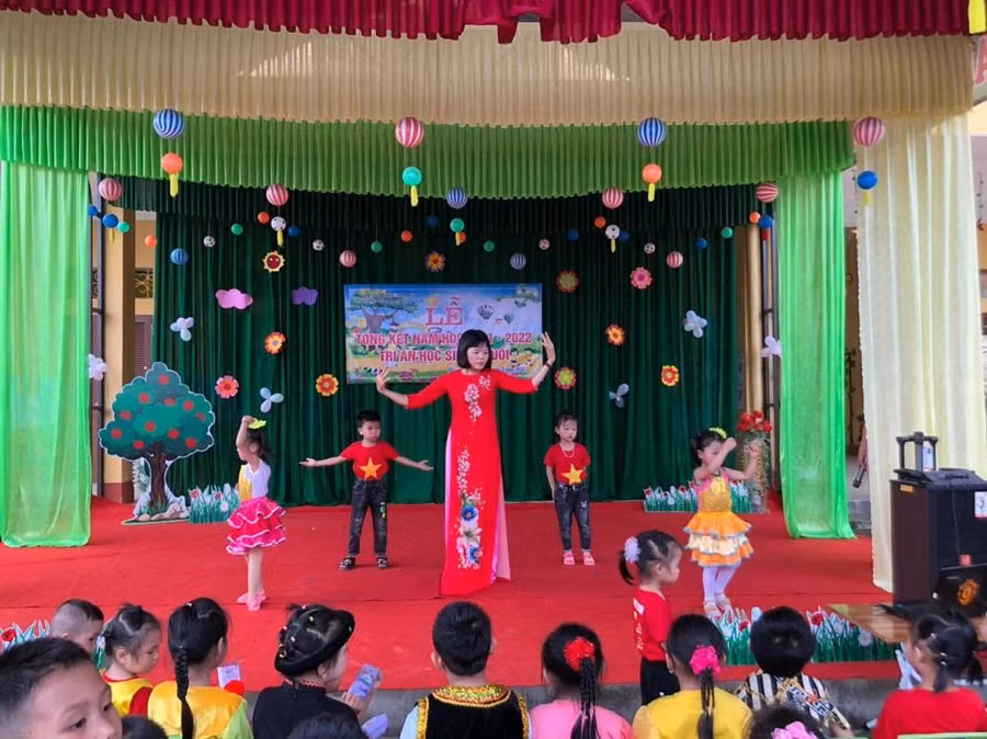 Cô giáo Nông Thị Bảy với 20 năm bám trường, bám bản