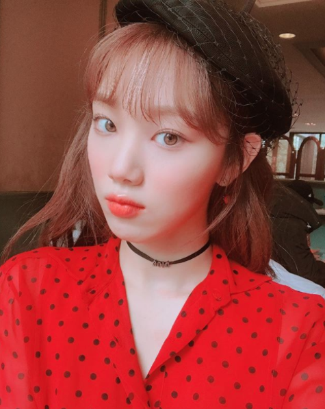 Cách trang điểm quen thuộc của Lee Sung-kyung là chỉ tạo điểm nhấn ở mắt hoặc môi và chọn tông màu nhạt để tô điểm cho khuôn mặt.