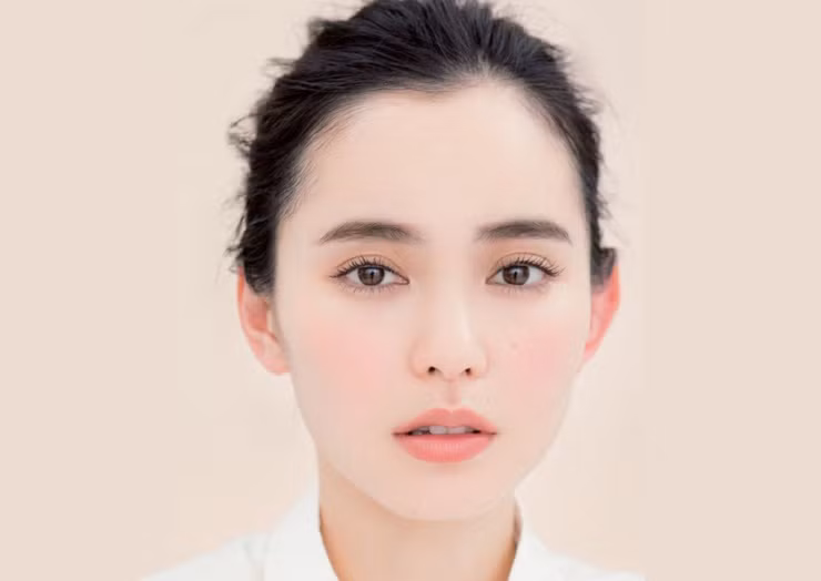 Đôi lông mày mềm mại hơi cong nhẹ sẽ làm bật lên sự sắc nét hài hòa cho khuôn mặt