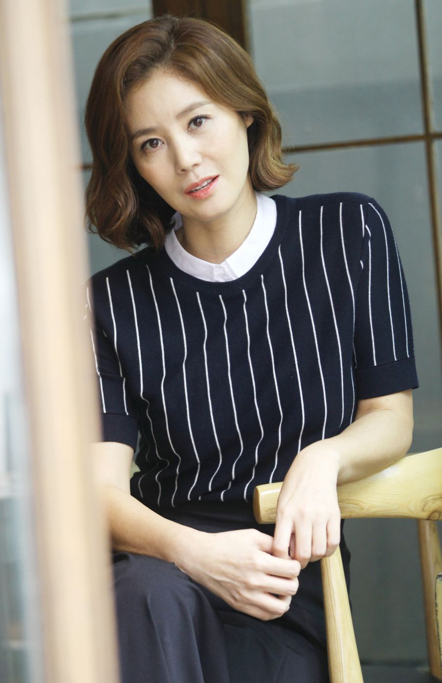 Những kiểu tóc hack cả chục tuổi khiến sao Hàn, sao Việt mê mệt ảnh 4 Hoa hậu Hàn Quốc Kim Sung Ryung thách thức tuổi 50 với mái tóc bob uốn vểnh