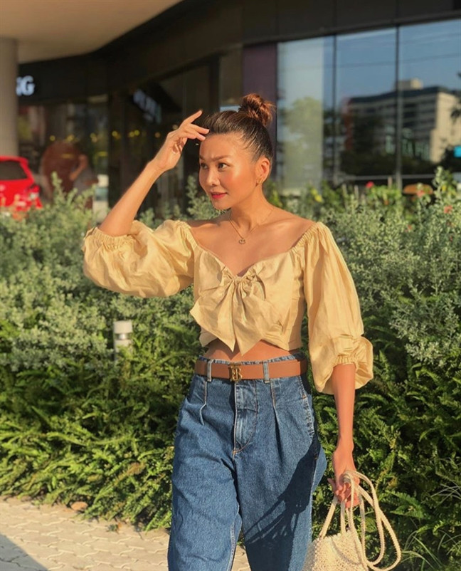 Những kiểu tóc hack cả chục tuổi khiến sao Hàn, sao Việt mê mệt ảnh 1 Thanh Hằng rất hay sử dụng kiểu búi củ tỏi này dù trong set đồ street style hay đi sự kiện. Nhìn cô trong kiểu tóc này ai nghĩ siêu mẫu đã bước sang tuổi 36?