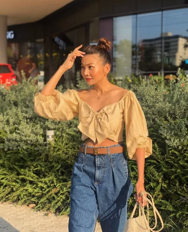 Thanh Hằng rất hay sử dụng kiểu búi củ tỏi này dù trong set đồ street style hay đi sự kiện. Nhìn cô trong kiểu tóc này ai nghĩ siêu mẫu đã bước sang tuổi 36?
