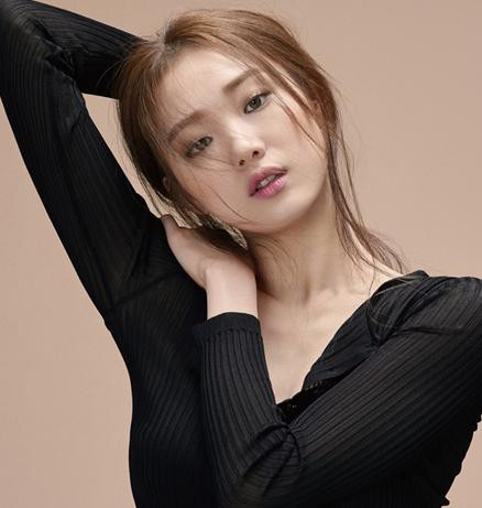 Cô cũng hay dùng son cùng tone với màu mắt tạo ra sự cân đối mà cuốn hút cho gương mặt mình
