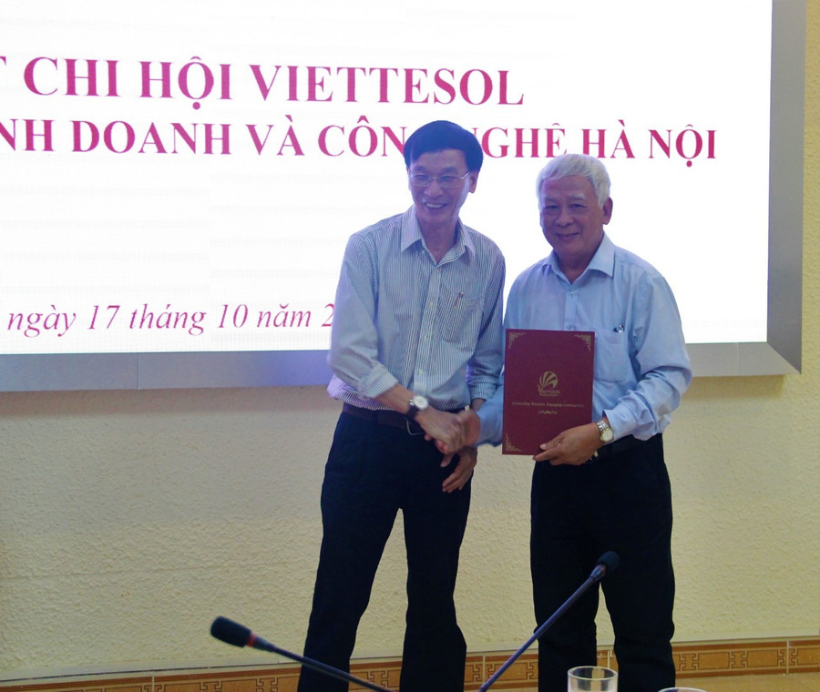 Đại diện Ban lãnh đạo Khoa Ngôn ngữ Anh, Ông Nguyễn Ngọc Hùng, Phó Chủ nhiệm Khoa nhận Quyết định của VietTESOL.