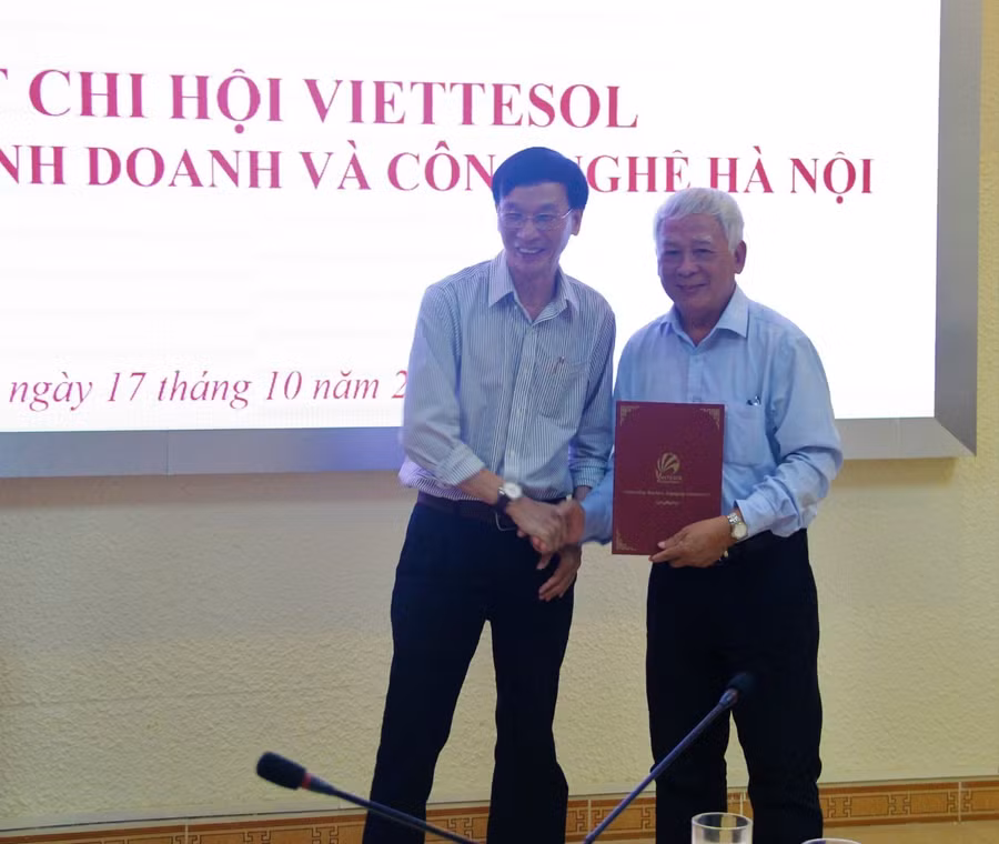 Đại diện Ban lãnh đạo Khoa Ngôn ngữ Anh, Ông Nguyễn Ngọc Hùng, Phó Chủ nhiệm Khoa nhận Quyết định của VietTESOL. Đại diện Ban lãnh đạo Khoa Ngôn ngữ Anh, Ông Nguyễn Ngọc Hùng, Phó Chủ nhiệm Khoa nhận Quyết định của VietTESOL.