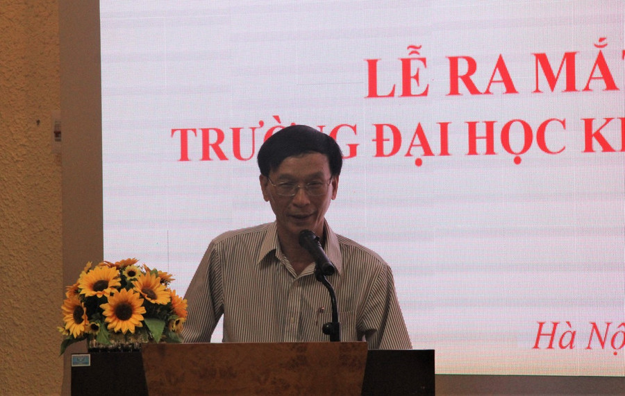 GS. Nguyễn Hòa, Phân Hội trưởng VietTESOL phát biểu tại buổi lễ