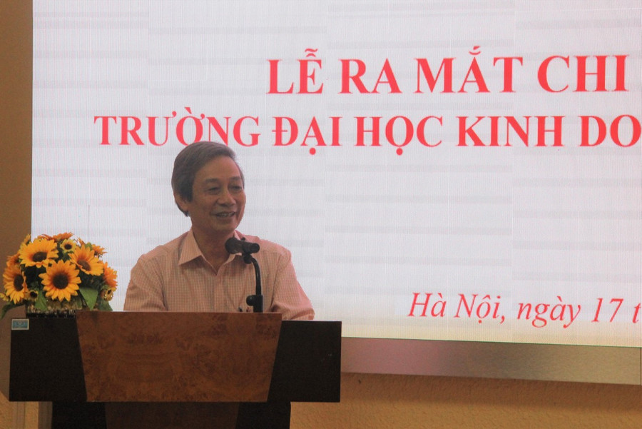 PGS.TS. Phan Văn Quế, Chủ nhiệm Khoa Ngôn ngữ Anh phát biểu tại buổi lễ.