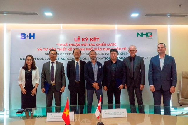 Hai bên vui mừing với thỏa thuận hợp tác được ký kết dưới sự chứng kiến của ông Kyle Nunas- Tổng lãnh sự quán Canada tại TP.HCM Hai bên vui mừing với thỏa thuận hợp tác được ký kết dưới sự chứng kiến của ông Kyle Nunas- Tổng lãnh sự quán Canada tại TP.HCM