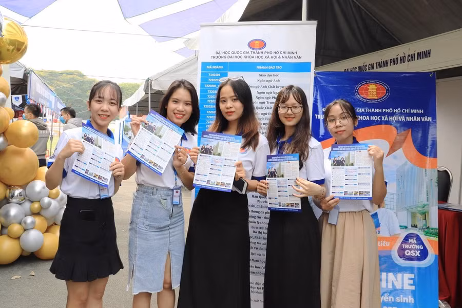 Chuyên viên tuyển sinh ĐH KHXH&NV TP.HCM