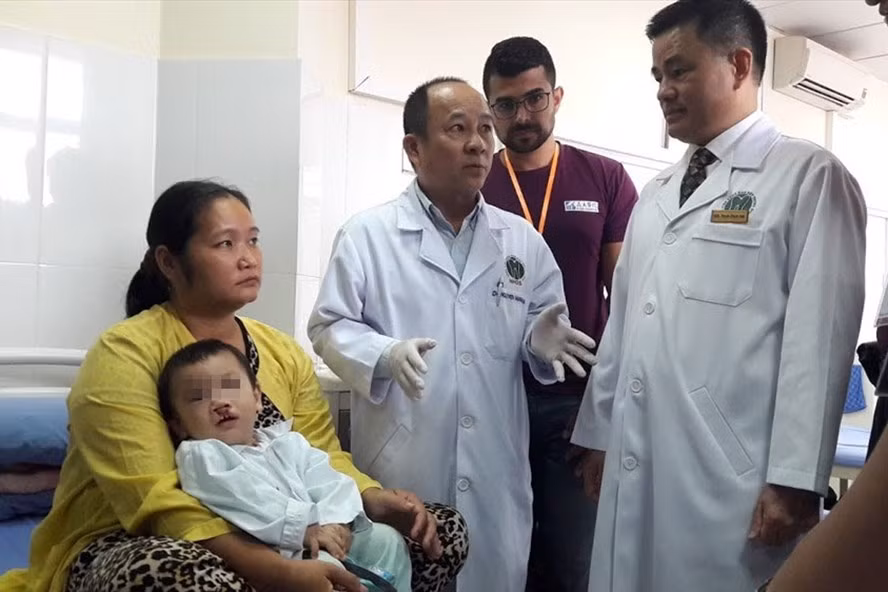 Đem lại nụ cười cho trẻ luôn là niềm hạnh phúc của bác sĩ