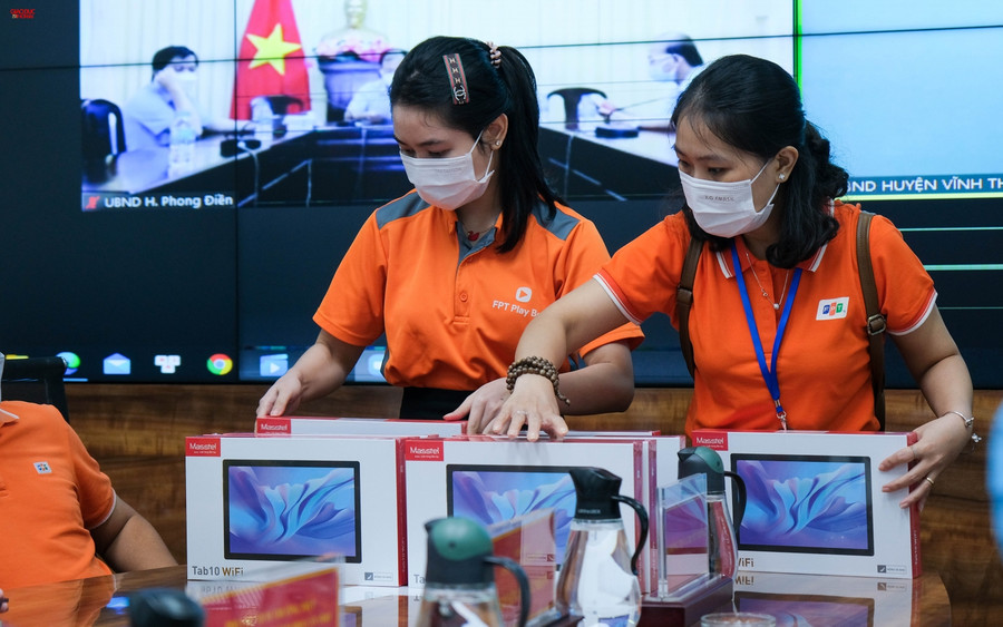Hưởng ứng theo chương trình “Sóng và máy tính cho em”, FPT hỗ trợ máy tính cho học sinh khó khăn. Hưởng ứng theo chương trình “Sóng và máy tính cho em”, FPT hỗ trợ máy tính cho học sinh khó khăn.