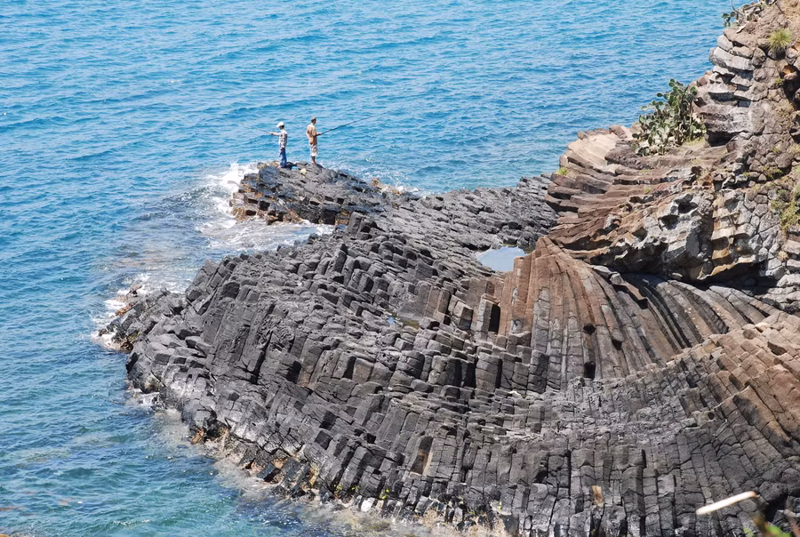 Ghềnh Bàng nằm trên bán đảo Sơn Trà mang vẻ đẹp hoang sơ trở thành một điểm đến yêu thích mới ở Đà Nẵng.
