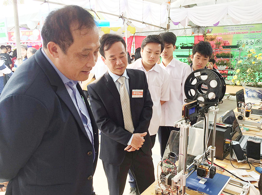 Gian trưng bày máy in lazer 3D của HS Trường THPT An Dương được đánh giá cao tại Ngày hội STEM diễn ra vào tháng 3/2018 Gian trưng bày máy in lazer 3D của HS Trường THPT An Dương được đánh giá cao tại Ngày hội STEM diễn ra vào tháng 3/2018