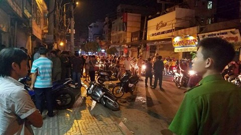 Hiện trường vụ 2 tên trộm xe SH rồi đâm chết 2 hiệp sĩ trong quá trình bị vây bắt. Hiện trường vụ 2 tên trộm xe SH rồi đâm chết 2 hiệp sĩ trong quá trình bị vây bắt.