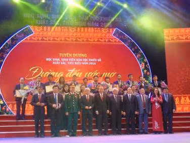 Đại diện các nhà tài trợ nhận bằng khen của Bộ trưởng, chủ nhiệm Ủy ban Dân tộc