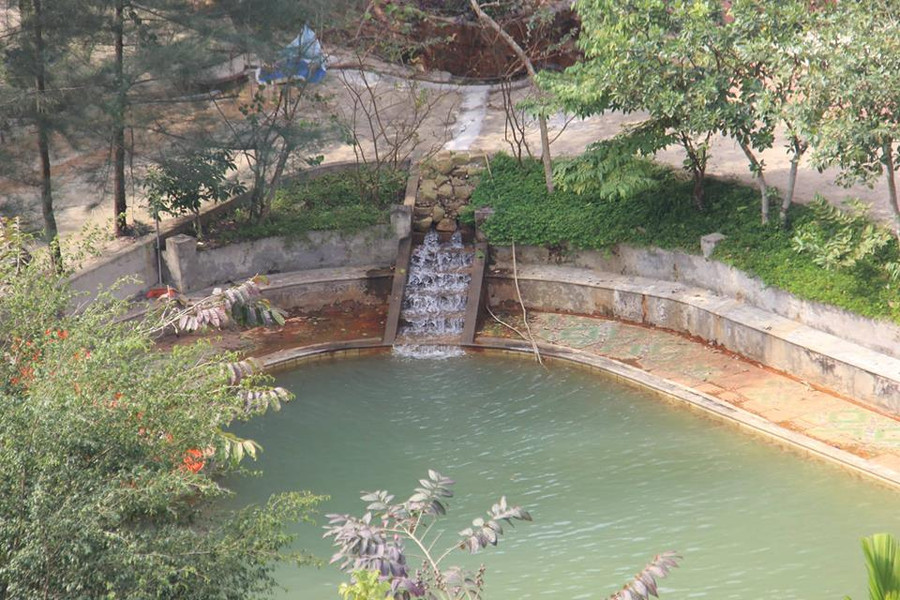 Đường đi trong khu du lịch được bao quanh bởi nhiều hồ nước được kè đá cẩn thận