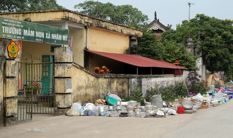 Hàng tạp vụ ngoài trời án ngữ trước cửa trường mầm non