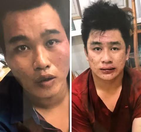 Phú và Tài (áo đỏ) lúc mới bị bắt giữ.