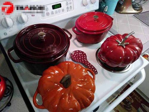 Nồi gang "hồi mốt" có giá lên tới ngót chục triệu vẫn đắt hàng - Ảnh: facebook. Những chiếc nồi gang nhập khẩu kiểu dáng bắt mắt thu hút các bà nội trợ - Ảnh: facebook