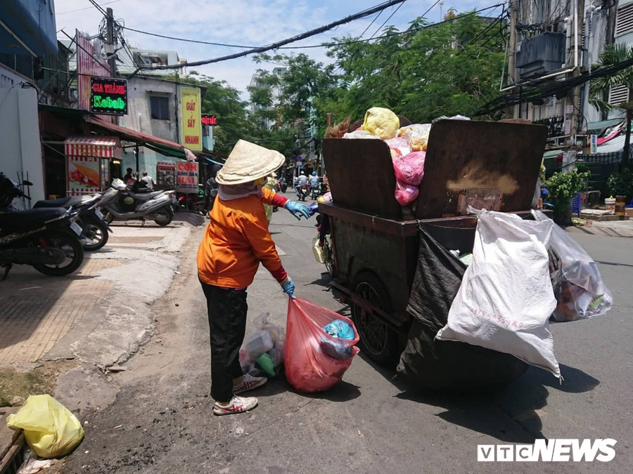 Khong phan loai rac bi phat 20 trieu dong: Nguoi dan, nhan vien ve sinh o TP.HCM noi gi? hinh anh 2
