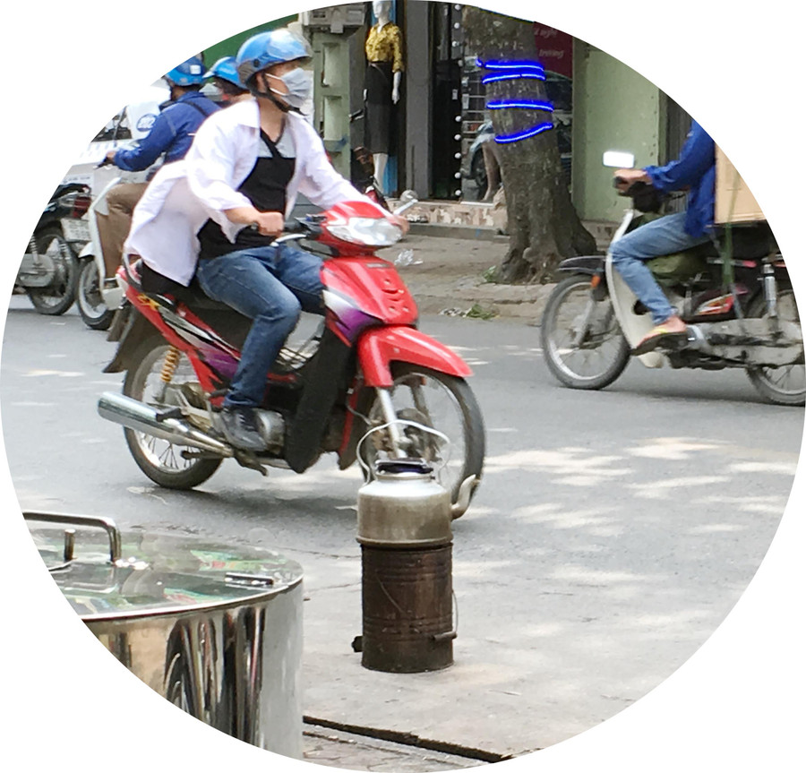 Lấn cả đường để đặt bếp than