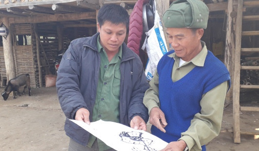 Ông Quàng Văn Khôn (bên phải) cùng con trai là Quàng Văn Toàn (bên trái) xác định vị trí nghĩa trang, lò hoả táng theo bản đồ quy hoạch Ông Quàng Văn Khôn (bên phải) cùng con trai là Quàng Văn Toàn (bên trái) xác định vị trí nghĩa trang, lò hoả táng theo bản đồ quy hoạch