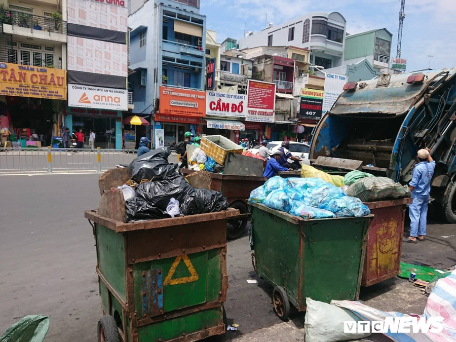 Khong phan loai rac bi phat 20 trieu dong: Nguoi dan, nhan vien ve sinh o TP.HCM noi gi? hinh anh 1