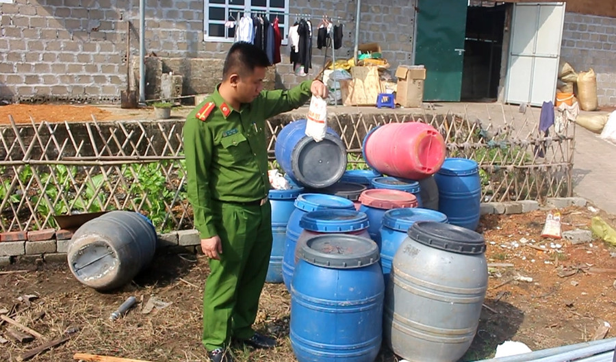Hàng tấn hóa chất, phụ gia không có tem mác hay nguồn gốc xuất xứ, ảnh: cttđt.