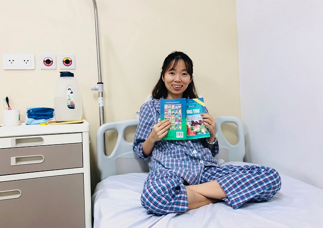 Lê Thị Bảo Yến thường đọc sách mỗi lúc có thời gian. Ảnh: Thùy An