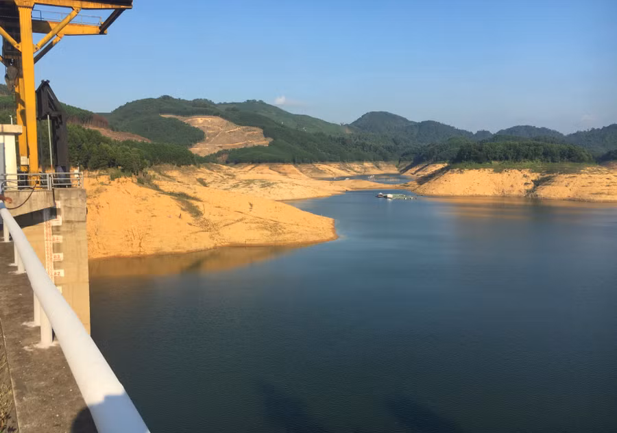  Mặc dù đang thời kỳ mùa lũ nhưng hồ Tả Trạch ở Thừa Thiên Huế vẫn thiếu nước
