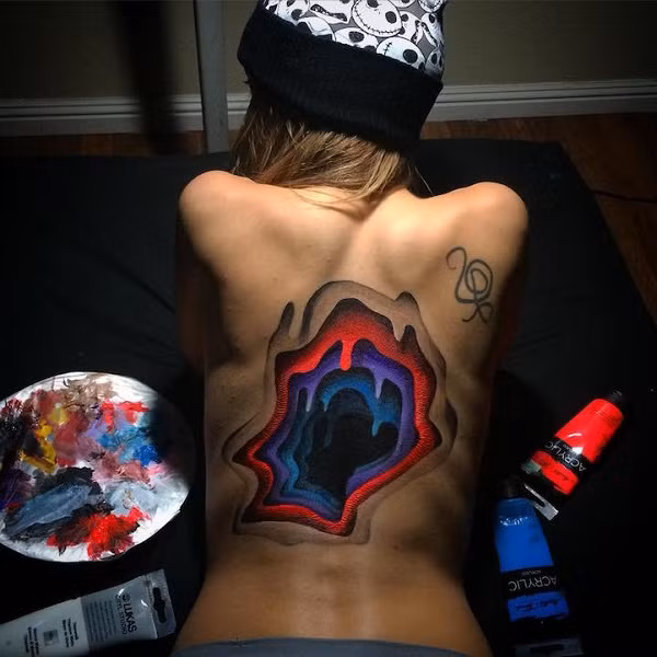 Những bức tranh 3D sống động được vẽ trên lưng của bạn gái