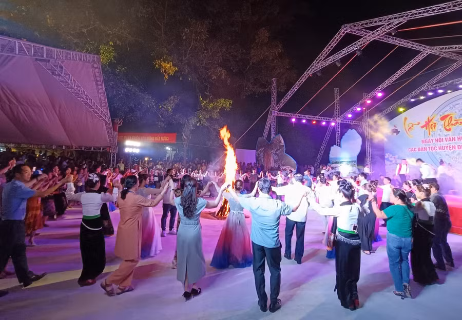 Đại biểu và nhân dân tay trong tay vui hội xòe.