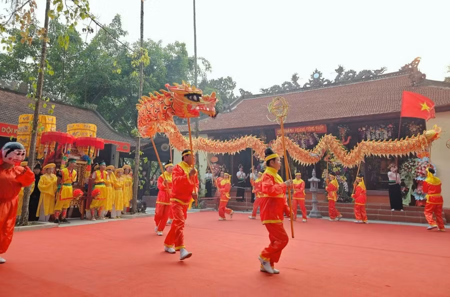 Múa rồng chào mừng Lễ hội Thành Bản Phủ.