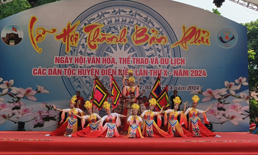 Các phần thi văn nghệ trong khuôn khổ Ngày hội Văn hoá, Thể thao và Du lịch huyện Điện Biên. Các phần thi văn nghệ trong khuôn khổ Ngày hội Văn hoá, Thể thao và Du lịch huyện Điện Biên.