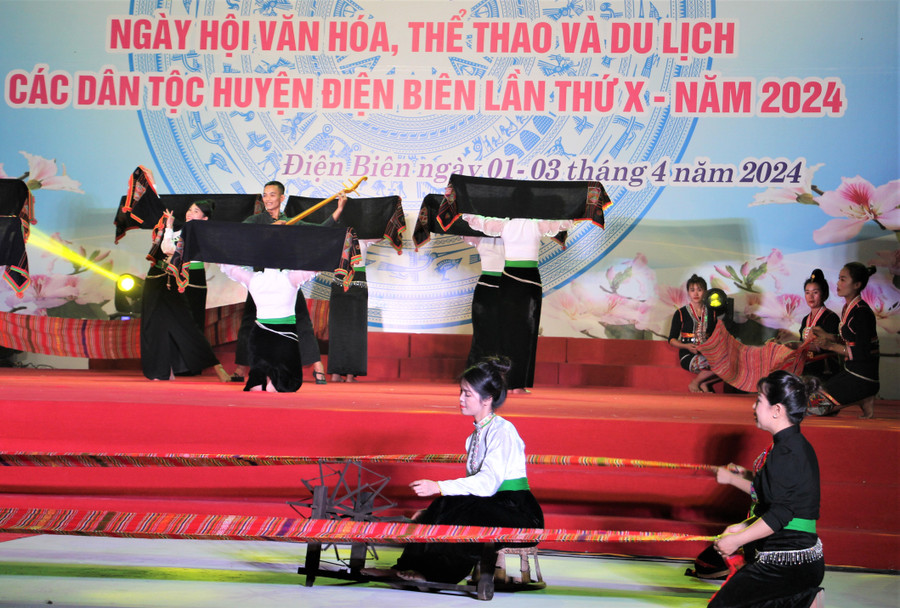 Nét văn hoá đồng bào Thái được tái hiện tại lễ khai mạc.