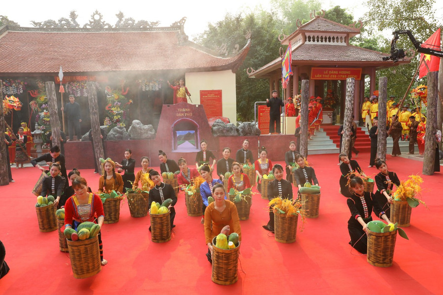 Nhân dân các dân tộc đồng lòng ủng hộ nghĩa quân... Nhân dân các dân tộc đồng lòng ủng hộ nghĩa quân...