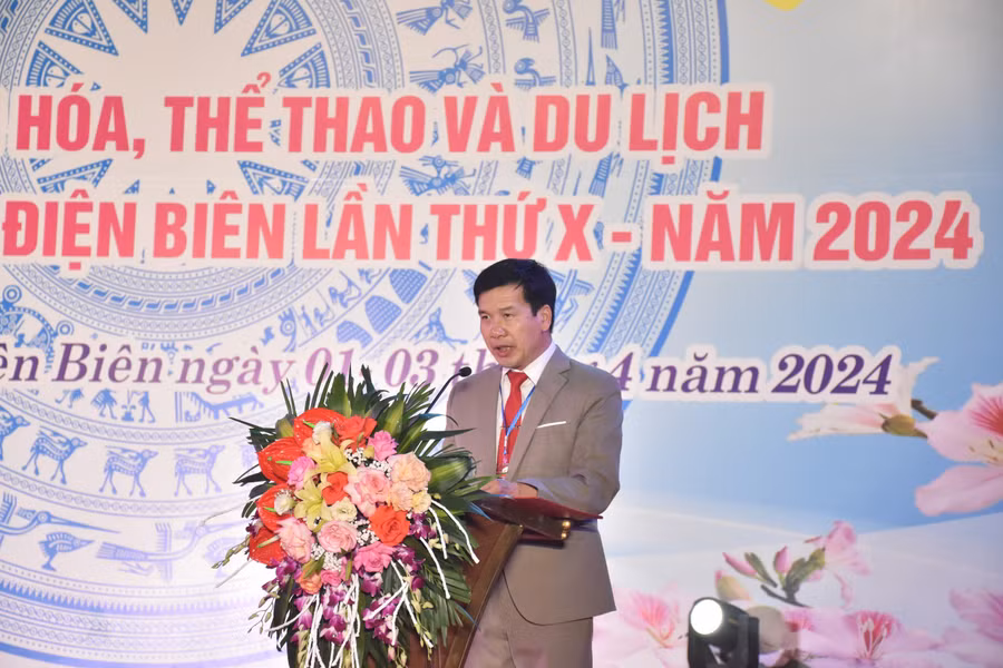 Ông Nông Quang Thắng, Phó Chủ tịch UBND huyện Điện Biên phát biểu khai mạc lễ hội.