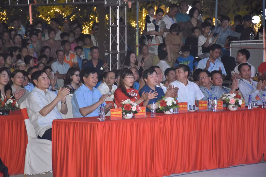 Đại biểu và nhân dân tham dự Lễ khai mạc.