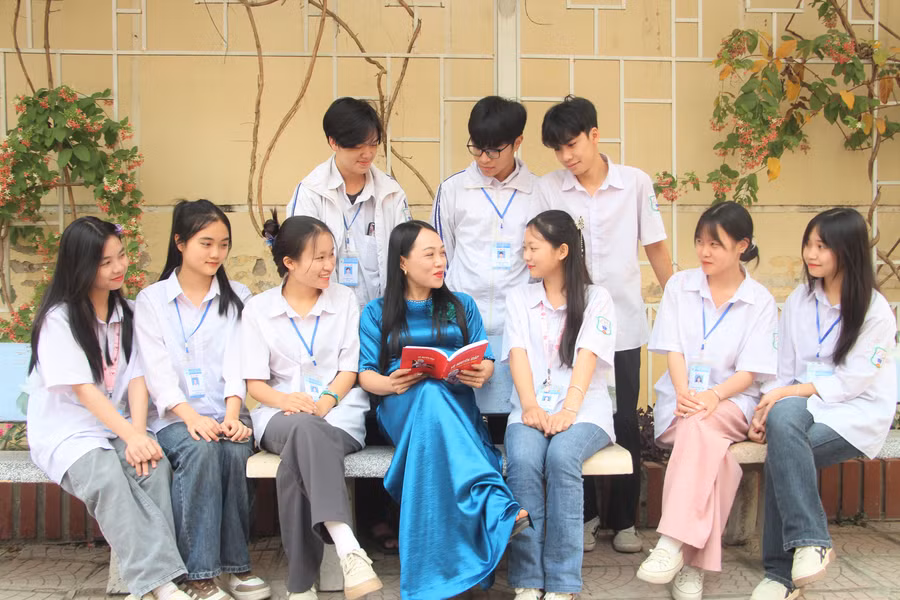 Cô Nguyễn Thị Hồng Miên chia sẻ với học sinh trường THPT thành phố Điện Biên Phủ về tuyển tập thơ - văn viết về Đại tướng Võ Nguyên Giáp.