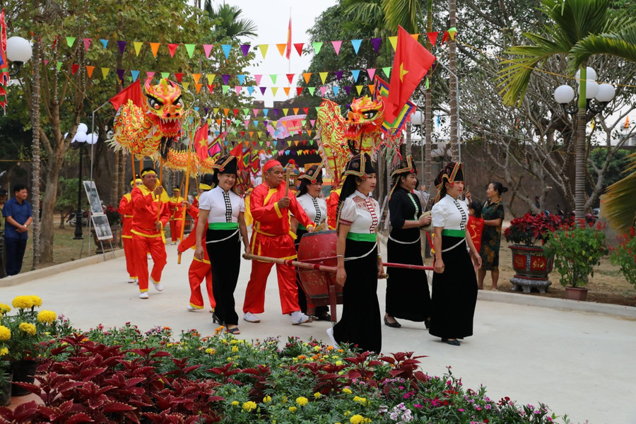 Đoàn rước rồng vào đền Hoàng Công Chất. Đoàn rước rồng vào đền Hoàng Công Chất.