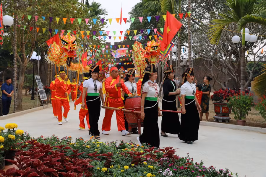 Đoàn rước rồng vào đền Hoàng Công Chất. Đoàn rước rồng vào đền Hoàng Công Chất.