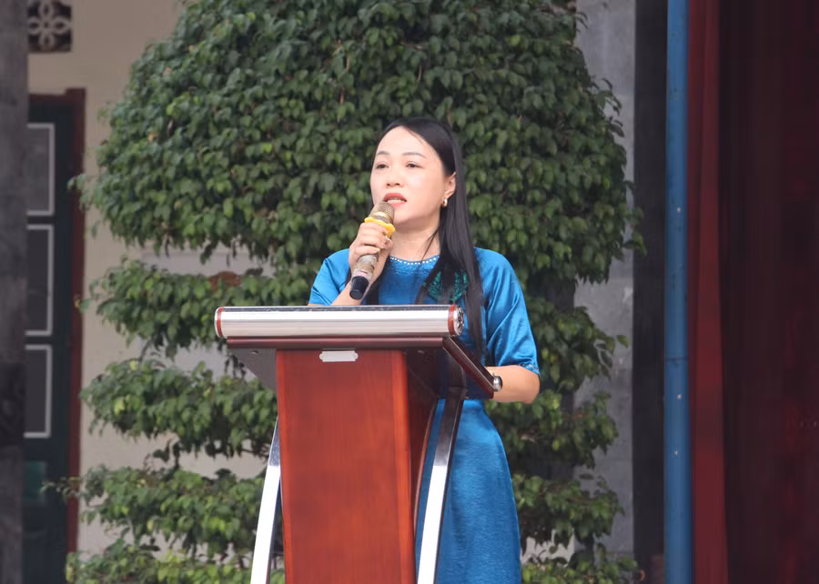 Cô Nguyễn Thị Hồng Miên chia sẻ những kiến thức tìm hiểu về Đại tướng Võ Nguyễn Giáp.