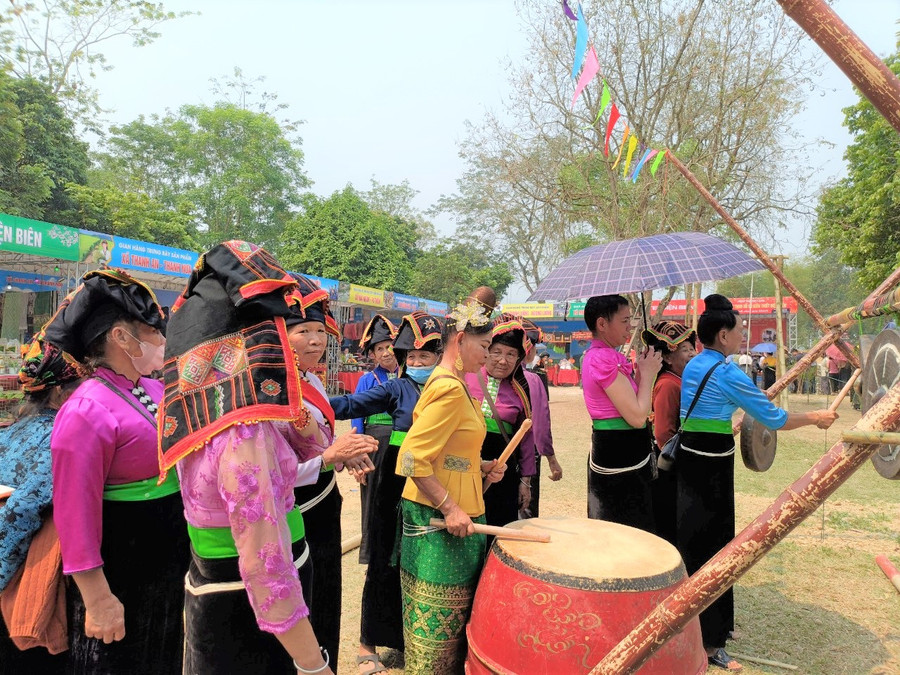 Đồng bào các dân tộc xúng xính váy áo tham gia lễ hội. Đồng bào các dân tộc xúng xính váy áo tham gia lễ hội.