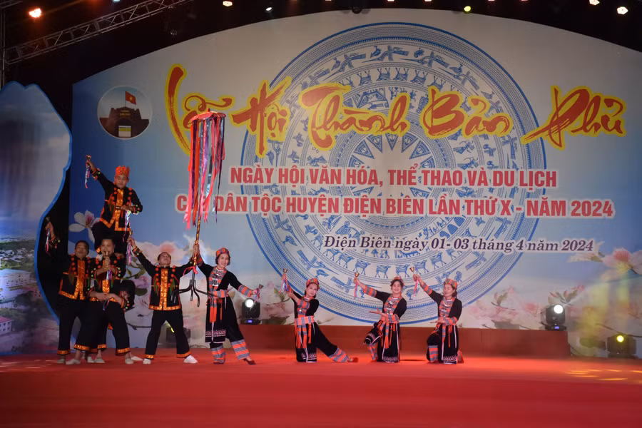 Tiết mục ca múa của Đoàn Nghệ thuật quần chúng huyện Tân Lạc (Hòa Bình).