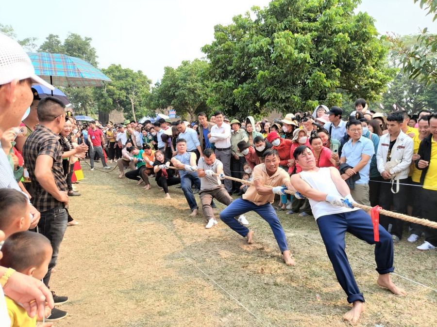 Thi kéo co thu hút đông đảo người dân tham gia cổ vũ. Thi kéo co thu hút đông đảo người dân tham gia cổ vũ.