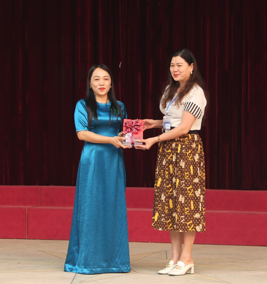Tác phẩm “Võ Nguyên Giáp – Danh tướng huyền thoại” được cô Miên gửi tặng trường THPT thành phố Điện Biên Phủ. Tác phẩm “Võ Nguyên Giáp – Danh tướng huyền thoại” được cô Miên gửi tặng trường THPT thành phố Điện Biên Phủ.