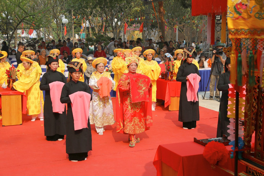 Lễ tế "Nhớ công ơn Tướng quân Hoàng Công Chất". Lễ tế "Nhớ công ơn Tướng quân Hoàng Công Chất".