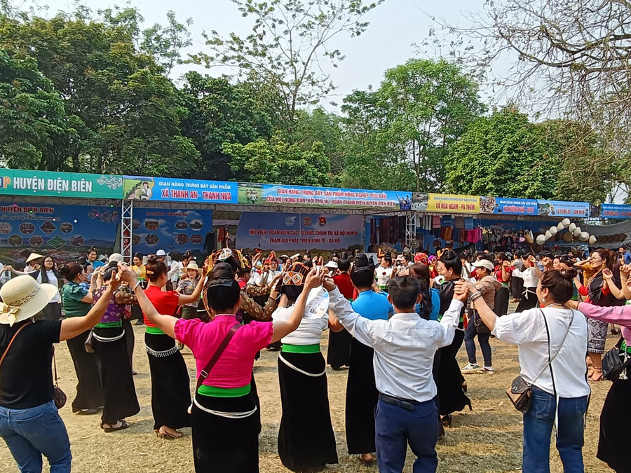 Múa xoè tại không gian trưng bày các sản phẩm văn hoá, du lịch của địa phương. Múa xoè tại không gian trưng bày các sản phẩm văn hoá, du lịch của địa phương.