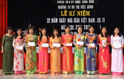 Các giáo viên xuất sắc nhận Giấy khen