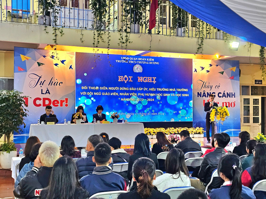 Lãnh đạo nhà trường trực tiếp đối thoại, trả lời câu hỏi của giáo viên, phụ huynh và học sinh toàn trường.